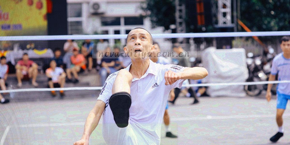 体育场馆入口的抽象指示牌与地面标线构图，无可识别人物